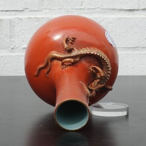 A Chinese porcelain coral red ground dragon vase, 19th C. — 照片 12
