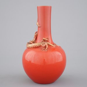 A Chinese porcelain coral red ground dragon vase, 19th C. — 照片 2