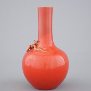 A Chinese porcelain coral red ground dragon vase, 19th C. — 照片 3