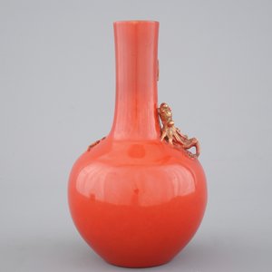A Chinese porcelain coral red ground dragon vase, 19th C. — 照片 4