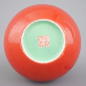 A Chinese porcelain coral red ground dragon vase, 19th C. — 照片 5