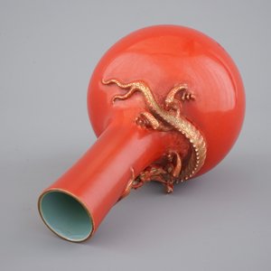A Chinese porcelain coral red ground dragon vase, 19th C. — 照片 6