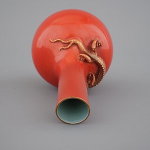 A Chinese porcelain coral red ground dragon vase, 19th C. — 照片 7