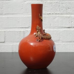 A Chinese porcelain coral red ground dragon vase, 19th C. — 照片 8