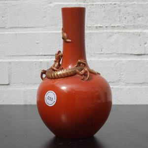 A Chinese porcelain coral red ground dragon vase, 19th C. — 照片 9