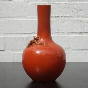 A Chinese porcelain coral red ground dragon vase, 19th C. — 照片 10
