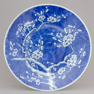 A Chinese porcelain dish with prunus blossoms, 19th C — foto 1