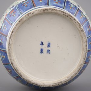 A Chinese porcelain doucai and gilt bottle vase, 19th C. — 照片 2