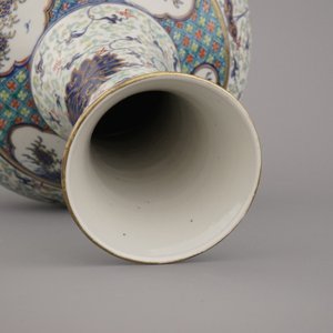 A Chinese porcelain doucai and gilt bottle vase, 19th C. — 照片 3