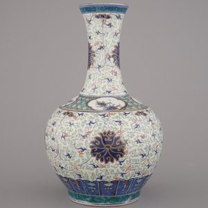 A Chinese porcelain doucai and gilt bottle vase, 19th C. — 照片 4