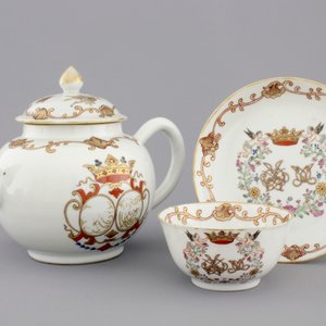A Chinese porcelain famille rose and gilt armorial monogrammed teapot with a cup and saucer, 18th C. — photo 1
