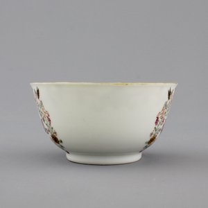 A Chinese porcelain famille rose and gilt armorial monogrammed teapot with a cup and saucer, 18th C. — photo 11