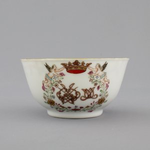 A Chinese porcelain famille rose and gilt armorial monogrammed teapot with a cup and saucer, 18th C. — photo 12