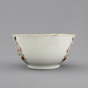 A Chinese porcelain famille rose and gilt armorial monogrammed teapot with a cup and saucer, 18th C. — photo 13