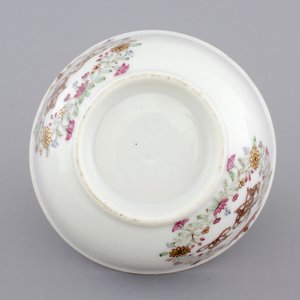 A Chinese porcelain famille rose and gilt armorial monogrammed teapot with a cup and saucer, 18th C. — photo 15