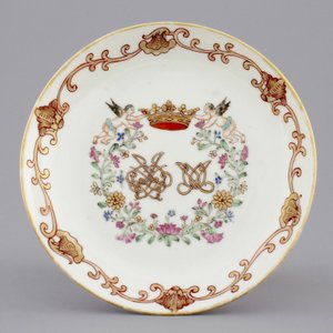 A Chinese porcelain famille rose and gilt armorial monogrammed teapot with a cup and saucer, 18th C. — photo 2