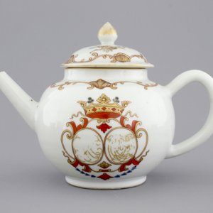 A Chinese porcelain famille rose and gilt armorial monogrammed teapot with a cup and saucer, 18th C. — photo 4