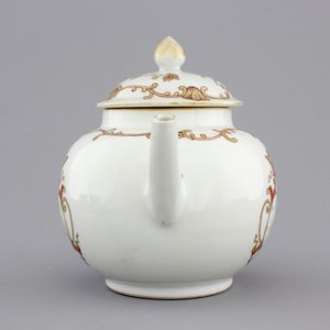 A Chinese porcelain famille rose and gilt armorial monogrammed teapot with a cup and saucer, 18th C. — photo 5