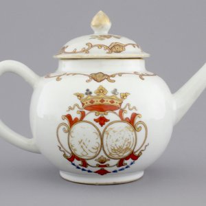 A Chinese porcelain famille rose and gilt armorial monogrammed teapot with a cup and saucer, 18th C. — photo 6