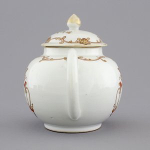 A Chinese porcelain famille rose and gilt armorial monogrammed teapot with a cup and saucer, 18th C. — photo 7