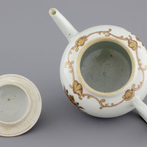 A Chinese porcelain famille rose and gilt armorial monogrammed teapot with a cup and saucer, 18th C. — photo 8