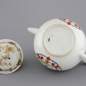 A Chinese porcelain famille rose and gilt armorial monogrammed teapot with a cup and saucer, 18th C. — photo 9