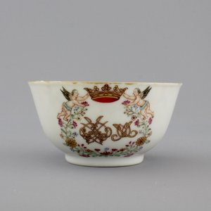 A Chinese porcelain famille rose and gilt armorial monogrammed teapot with a cup and saucer, 18th C. — photo 10