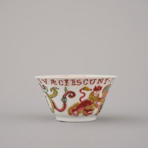 A Chinese porcelain famille rose armorial cup and saucer with VOC coat of arms, dated 1728, Yongzheng — photo 3