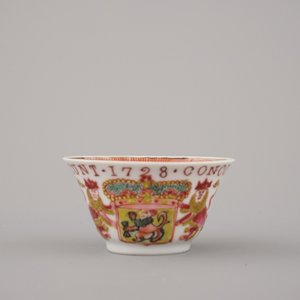 A Chinese porcelain famille rose armorial cup and saucer with VOC coat of arms, dated 1728, Yongzheng — photo 5