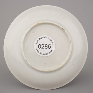 A Chinese porcelain famille rose armorial cup and saucer with VOC coat of arms, dated 1728, Yongzheng — photo 9