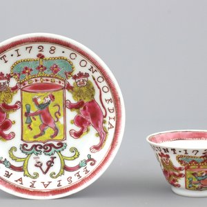 A Chinese porcelain famille rose armorial cup and saucer with VOC coat of arms, dated 1728, Yongzheng — 照片 1