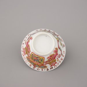 A Chinese porcelain famille rose armorial cup and saucer with VOC coat of arms, dated 1728, Yongzheng — 照片 3