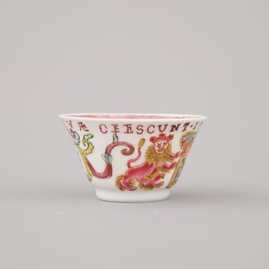 A Chinese porcelain famille rose armorial cup and saucer with VOC coat of arms, dated 1728, Yongzheng — 照片 6