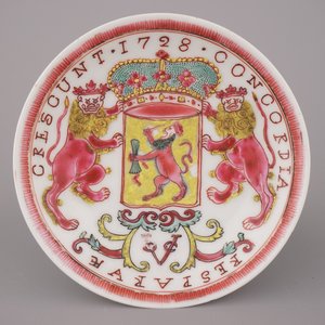 A Chinese porcelain famille rose armorial cup and saucer with VOC coat of arms, dated 1728, Yongzheng — 照片 7