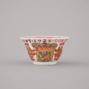 A Chinese porcelain famille rose armorial cup and saucer with VOC coat of arms, dated 1728, Yongzheng — 照片 9