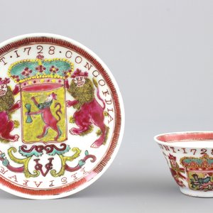 A Chinese porcelain famille rose armorial cup and saucer with VOC coat of arms, dated 1728, Yongzheng — 照片 1