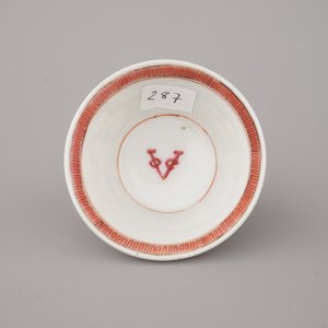 A Chinese porcelain famille rose armorial cup and saucer with VOC coat of arms, dated 1728, Yongzheng — 照片 2