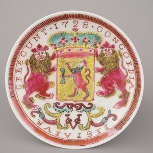 A Chinese porcelain famille rose armorial cup and saucer with VOC coat of arms, dated 1728, Yongzheng — 照片 7