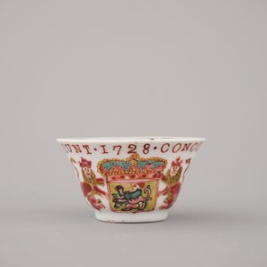 A Chinese porcelain famille rose armorial cup and saucer with VOC coat of arms, dated 1728, Yongzheng — 照片 9
