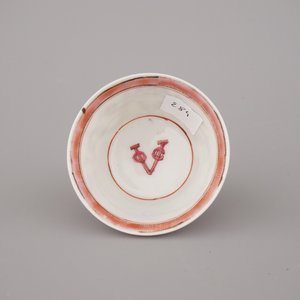 A Chinese porcelain famille rose armorial cup and saucer with VOC coat of arms, dated 1728, Yongzheng — 照片 2
