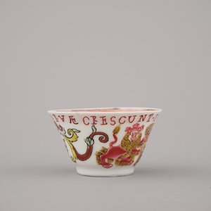 A Chinese porcelain famille rose armorial cup and saucer with VOC coat of arms, dated 1728, Yongzheng — 照片 5