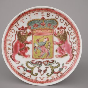 A Chinese porcelain famille rose armorial cup and saucer with VOC coat of arms, dated 1728, Yongzheng — 照片 6