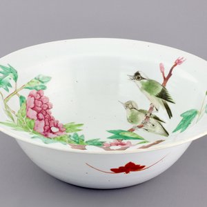 A Chinese porcelain famille rose basin with birds on a branch, 19th C. — photo 1