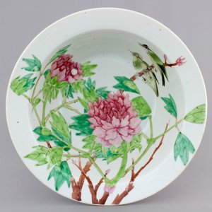 A Chinese porcelain famille rose basin with birds on a branch, 19th C. — photo 2