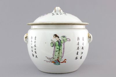 A Chinese porcelain famille rose bowl and cover, 19/20th C.