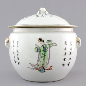 A Chinese porcelain famille rose bowl and cover, 19/20th C. — foto 1