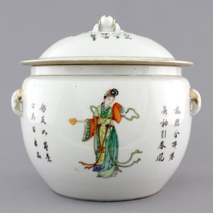 A Chinese porcelain famille rose bowl and cover, 19/20th C. — foto 2