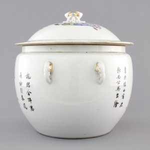A Chinese porcelain famille rose bowl and cover, 19/20th C. — foto 3