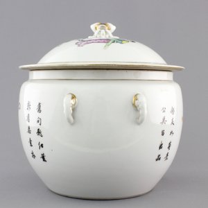 A Chinese porcelain famille rose bowl and cover, 19/20th C. — foto 4