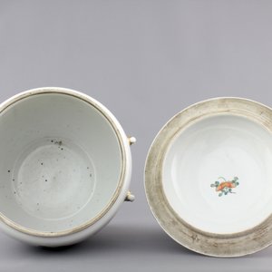 A Chinese porcelain famille rose bowl and cover, 19/20th C. — foto 5